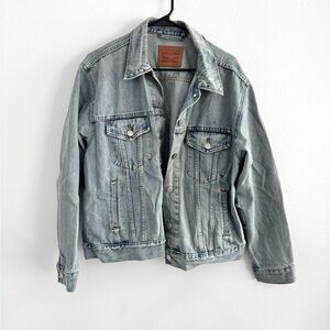 Vintage Levi’s distressed jean jacket